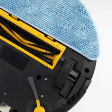 Nahaufnahme der Unterseite des H.Koenig SWRC120 Staubsauger - blau von H.Koenig, mit blauem Reinigungskissen, gelber Bürstenrolle, Rädern, mechanischen Teilen und Gyroskop-Navigation auf weißem Hintergrund.