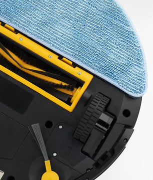 Nahaufnahme der Unterseite des H.Koenig SWRC120 Staubsauger - blau von H.Koenig, mit blauem Reinigungskissen, gelber Bürstenrolle, Rädern, mechanischen Teilen und Gyroskop-Navigation auf weißem Hintergrund.