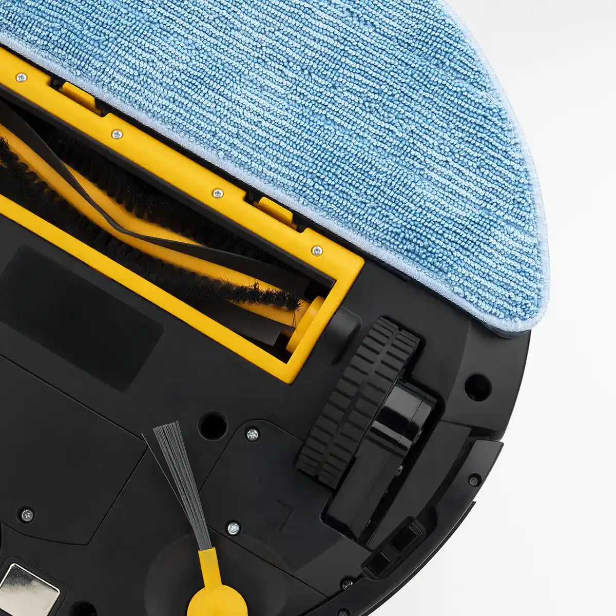 Nahaufnahme der Unterseite des H.Koenig SWRC120 Staubsauger - blau von H.Koenig, mit blauem Reinigungskissen, gelber Bürstenrolle, Rädern, mechanischen Teilen und Gyroskop-Navigation auf weißem Hintergrund.