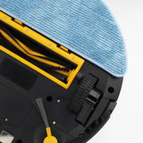 Nahaufnahme der Unterseite des H.Koenig SWRC120 Staubsauger - blau von H.Koenig, mit blauem Reinigungskissen, gelber Bürstenrolle, Rädern, mechanischen Teilen und Gyroskop-Navigation auf weißem Hintergrund.