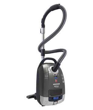 Der Hoover ATC 18 LI - Kabelloser Bodenstaubsauger in Silber und Schwarz steht aufrecht auf weißem Grund und verfügt über einen flexiblen Schlauch, ein Teleskoprohr, Bedienknöpfe auf der Vorderseite und einen 18 V Lithium-Ionen-Akku.