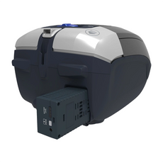 Ein Hoover ATC 18 LI - Kabelloser Bodenstaubsauger, in schwarz und grau, mit einem angeschlossenen Akkupack auf der Rückseite, wird aus einer schrägen Ansicht vor einem weißen Hintergrund gezeigt.