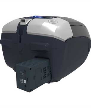 Ein Hoover ATC 18 LI - Kabelloser Bodenstaubsauger, in schwarz und grau, mit einem angeschlossenen Akkupack auf der Rückseite, wird aus einer schrägen Ansicht vor einem weißen Hintergrund gezeigt.