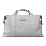 Der Horizn Studios SoFo Weekender M - Light Quartz Grey ist ein schlichter, rechteckiger Seesack aus recycelter Baumwolle mit zwei Griffen und seitlichen Clips. Die nachhaltige Tasche hat keine sichtbaren Logos oder Designs und ist auf einem weißen Hintergrund abgebildet.