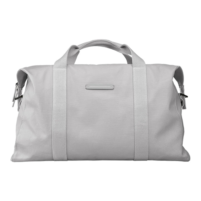 Der Horizn Studios SoFo Weekender M - Light Quartz Grey ist ein schlichter, rechteckiger Seesack aus recycelter Baumwolle mit zwei Griffen und seitlichen Clips. Die nachhaltige Tasche hat keine sichtbaren Logos oder Designs und ist auf einem weißen Hintergrund abgebildet.