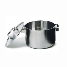 Der Iittala Tools Kochtopf mit Deckel (5 l) von Iittala ist ein Edelstahltopf mit Messmarkierungen und seitlichen Griffen, der skandinavisches Design und Alltagsfunktionalität vereint.