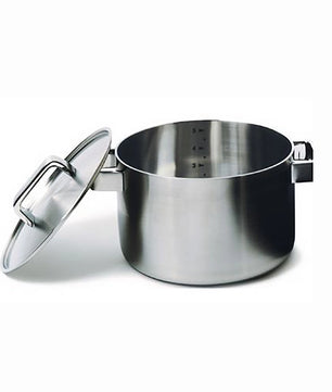 Der Iittala Tools Kochtopf mit Deckel (5 l) von Iittala ist ein Edelstahltopf mit Messmarkierungen und seitlichen Griffen, der skandinavisches Design und Alltagsfunktionalität vereint.