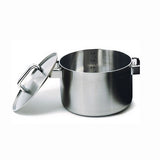 Der Iittala Tools Kochtopf mit Deckel (5 l) von Iittala ist ein Edelstahltopf mit Messmarkierungen und seitlichen Griffen, der skandinavisches Design und Alltagsfunktionalität vereint.