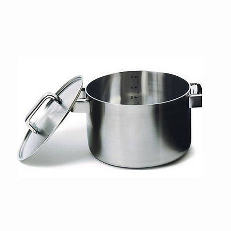 Der Iittala Tools Kochtopf mit Deckel (5 l) von Iittala ist ein Edelstahltopf mit Messmarkierungen und seitlichen Griffen, der skandinavisches Design und Alltagsfunktionalität vereint.
