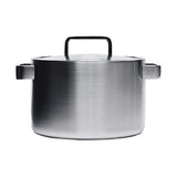 Der Iittala Tools Kochtopf mit Deckel (5 l) von Iittala verfügt über zwei seitliche Griffe und einen Deckel und zeigt skandinavisches Design, fotografiert auf weißem Hintergrund.