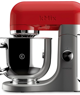 Die Kenwood kMix KMX 750 Küchenmaschine ist ein rot-silberner Standmixer mit einem leistungsstarken 1000-Watt-Motor, einer Edelstahl-Mixschüssel und einem Edelstahlgriff.