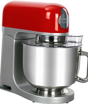 Die Kenwood kMix KMX 750 Küchenmaschine in Rot und Silber verfügt über einen leistungsstarken 1000-Watt-Motor und eine große Edelstahl-Mixschüssel mit Griff (von der Seite gesehen).