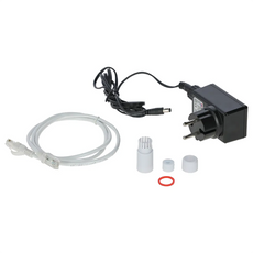 Netzadapter, Ethernet-Kabel und kleine Kunststoffteile mit rotem Gummiring - wichtiges Zubehör für die Kerbl IPCam SIM FHD von Kerbl, ideal für die zuverlässige Full-HD-Videoüberwachung in Ställen.