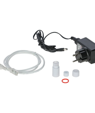 Netzadapter, Ethernet-Kabel und kleine Kunststoffteile mit rotem Gummiring - wichtiges Zubehör für die Kerbl IPCam SIM FHD von Kerbl, ideal für die zuverlässige Full-HD-Videoüberwachung in Ställen.