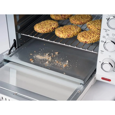 Eine Nahaufnahme des Korona 57158 Multifunktions-Toastofens - silber zeigt das Backen von Keksen auf einem Rost, Krümel auf dem ausziehbaren Tablett und die Bedienelemente auf der rechten Seite. Dieser 24-Liter-Ofen von Korona ist perfekt für jede Küche.