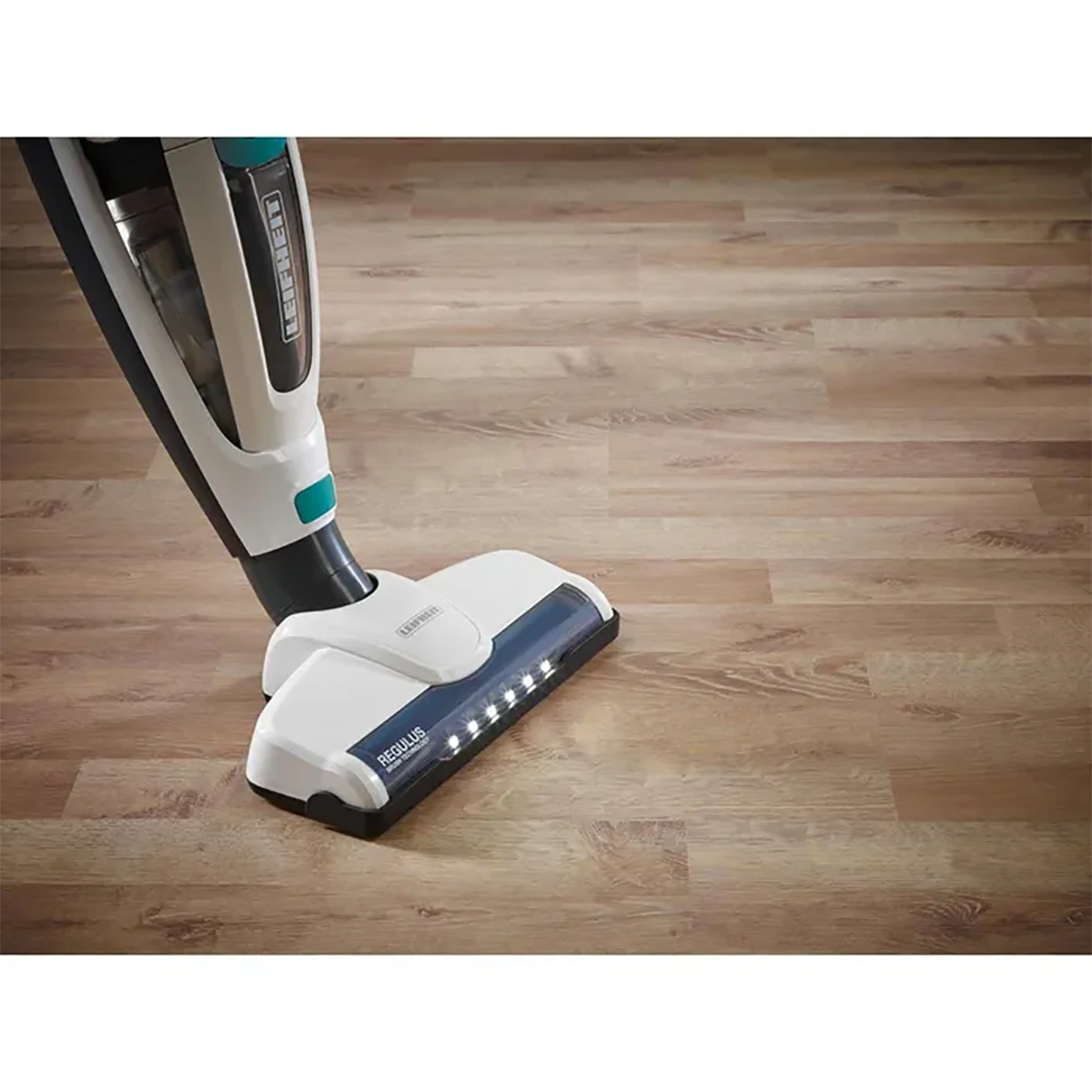 Der Leifheit PowerVac 2in1 Akku-Stielsauger 11925 von Leifheit reinigt Holzböden effizient mit LED-Leuchten und sorgt dank Zyklon-Technologie für gründliche Sauberkeit.