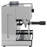 Die Lelit Anita PL042EM Espressomaschine mit Mühle aus Edelstahl, mit seitlichem Wasserstandsanzeiger, Dampflanze und Siebträgergriff, von der Seite auf weißem Hintergrund.