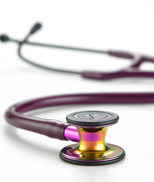 Eine Nahaufnahme eines violetten und goldenen 3M Littmann Cardiology IV 27" Diagnostic Stethoscope von 3M Littmann auf einem weißen Hintergrund.