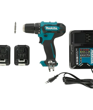 Makita DF333DSAE CXT 12V max. Akku-Bohrschrauber Set: inkl. zwei Akkus, Ladegerät und doppelseitigem Bohrer - präsentiert auf weißem Hintergrund.