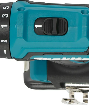Nahaufnahme des Makita DF333DSAE CXT 12V max. Akku-Bohrschraubers in Blau und Schwarz, der seine Drehmomenteinstellungen und den Betriebsartenschalter zeigt.