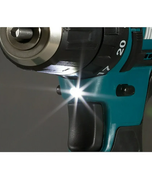 Nahaufnahme des Makita DF333DSAE CXT 12V max. Akku-Bohrschrauber mit beleuchteter LED in der Nähe des Auslösers, der Makitas praktisches kabelloses Design zeigt.