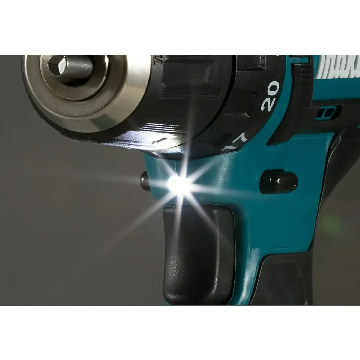 Nahaufnahme des Makita DF333DSAE CXT 12V max. Akku-Bohrschrauber mit beleuchteter LED in der Nähe des Auslösers, der Makitas praktisches kabelloses Design zeigt.
