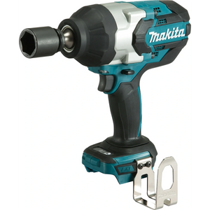 Der Makita DTW1002Z - 18V Akku-Schlagschrauber (Solo) von Makita zeichnet sich durch ein blau-schwarzes Design, einen 18V LXT-Akku und einen robusten Metall-Gürtelclip an der Basis für einen bequemen Transport aus.