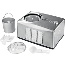 Die MAXXMEE Eismaschine 150W - silber verfügt über Kompressor, 5-Liter-Behälter, digitales Display, entnehmbaren Behälter, Kunststofflöffel, Rührpaddel, transparenten Deckel und Zubehör - alles auf weißem Hintergrund arrangiert.