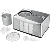 Die MAXXMEE Eismaschine 150W - silber verfügt über Kompressor, 5-Liter-Behälter, digitales Display, entnehmbaren Behälter, Kunststofflöffel, Rührpaddel, transparenten Deckel und Zubehör - alles auf weißem Hintergrund arrangiert.