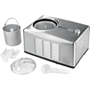 Die MAXXMEE Eismaschine 150W - silber verfügt über Kompressor, 5-Liter-Behälter, digitales Display, entnehmbaren Behälter, Kunststofflöffel, Rührpaddel, transparenten Deckel und Zubehör - alles auf weißem Hintergrund arrangiert.