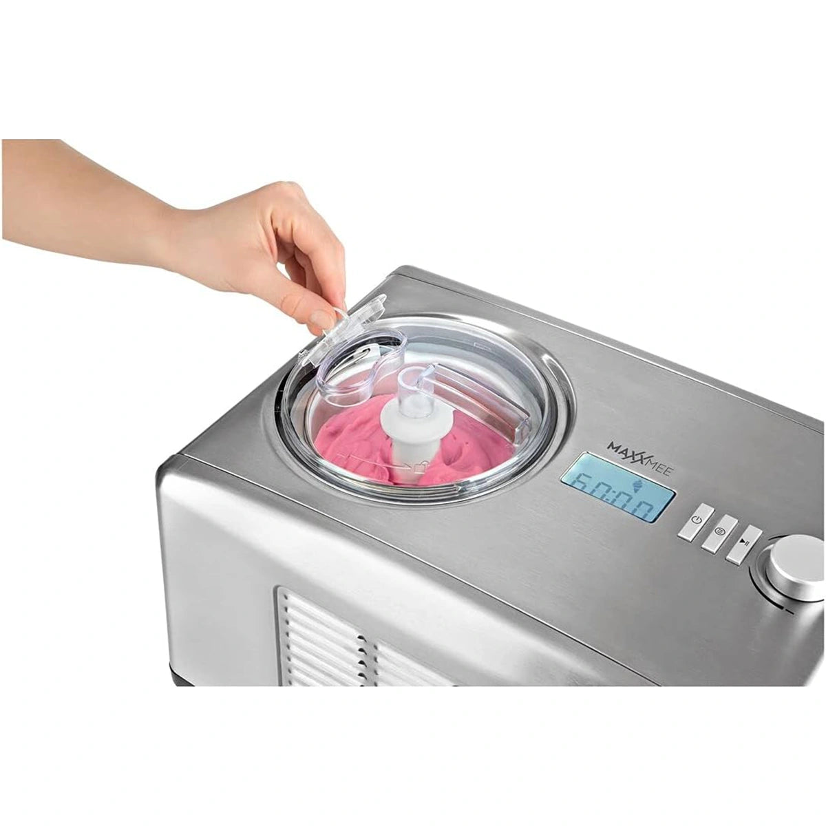 Eine Hand hebt den Deckel der MAXXMEE Eismaschine 150W - silber an und gibt den Blick frei auf das rosa Eis, das in dem 5-Liter-Behälter zubereitet wird, während die Digitalanzeige zu sehen ist.