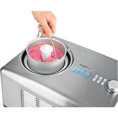 Eine Hand hebt eine Metallschüssel mit rosafarbenem Eis aus der MAXXMEE Eismaschine 150W - silber; ihre Digitalanzeige zeigt 60:00 Minuten an und der 5L-Behälter ist ideal für die Zubereitung großer Mengen.