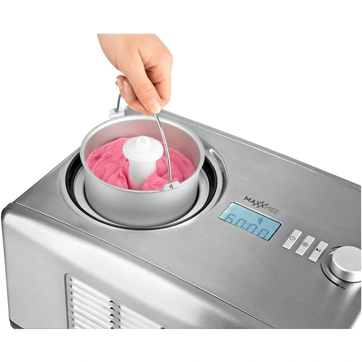 Eine Hand hebt eine Metallschüssel mit rosafarbenem Eis aus der MAXXMEE Eismaschine 150W - silber; ihre Digitalanzeige zeigt 60:00 Minuten an und der 5L-Behälter ist ideal für die Zubereitung großer Mengen.