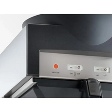 Nahaufnahme des Bedienfelds der Melitta M 170 M Gastro Kaffeemaschine von Melitta mit roter Serviceleuchte und Ein-/Ausschalter - ideal für die Zubereitung von professionellem Filterkaffee.