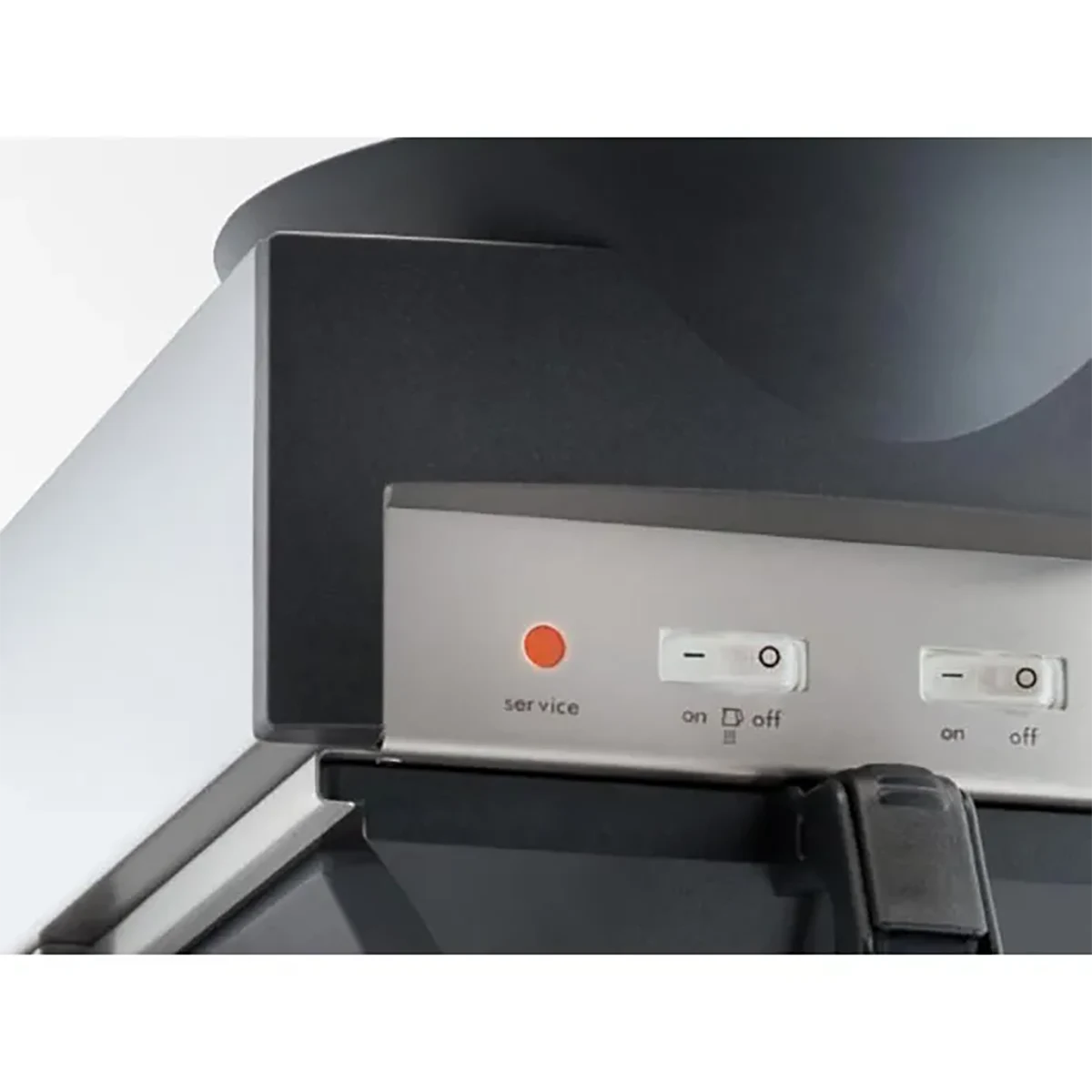 Nahaufnahme des Bedienfelds der Melitta M 170 M Gastro Kaffeemaschine von Melitta mit roter Serviceleuchte und Ein-/Ausschalter - ideal für die Zubereitung von professionellem Filterkaffee.