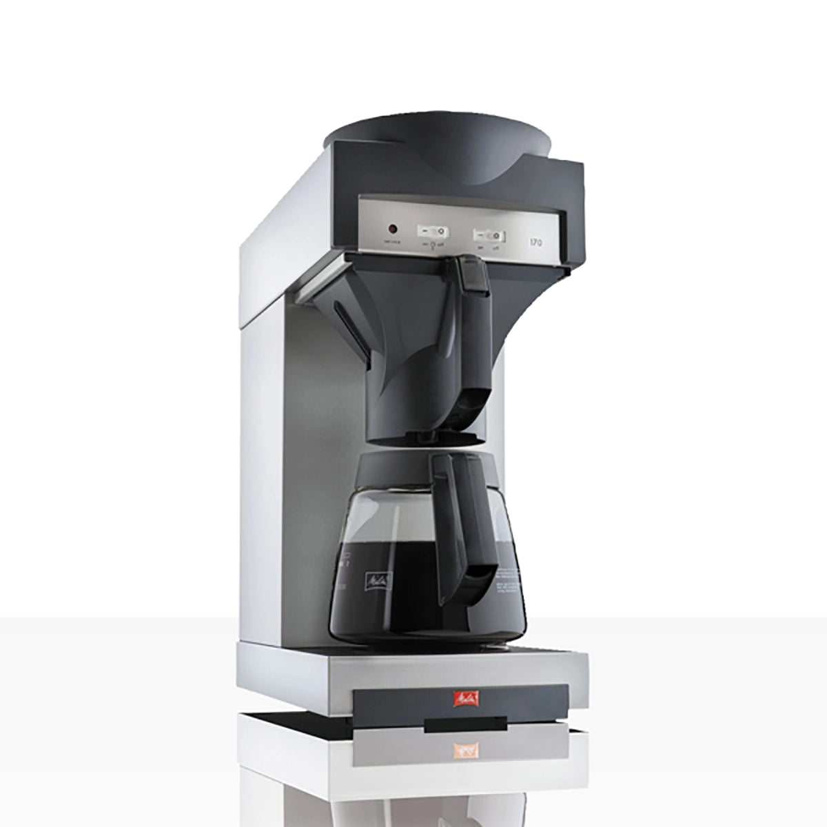 Die Melitta M 170 M Gastro Kaffeemaschine von Melitta aus Edelstahl mit Glaskaraffe ist auf weißem Hintergrund abgebildet - perfekt zum Zubereiten von leckerem Filterkaffee.