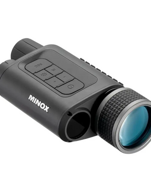 Ein Minox NVD 650 Nachtsichtmonokular von Minox mit Foto- und Videoaufzeichnung, 30-facher Vergrößerung, großem Objektiv, strukturiertem Griff und Bedientasten oben auf weißem Hintergrund.