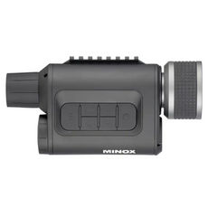 Das Minox NVD 650 ist ein kompaktes, schwarzes Monokular mit 30-facher Vergrößerung, Foto- & Videoaufnahme, strukturiertem Fokusring, seitlichen Bedientasten und dem MINOX-Logo im unteren Bereich.