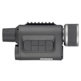 Das Minox NVD 650 ist ein kompaktes, schwarzes Monokular mit 30-facher Vergrößerung, Foto- & Videoaufnahme, strukturiertem Fokusring, seitlichen Bedientasten und dem MINOX-Logo im unteren Bereich.