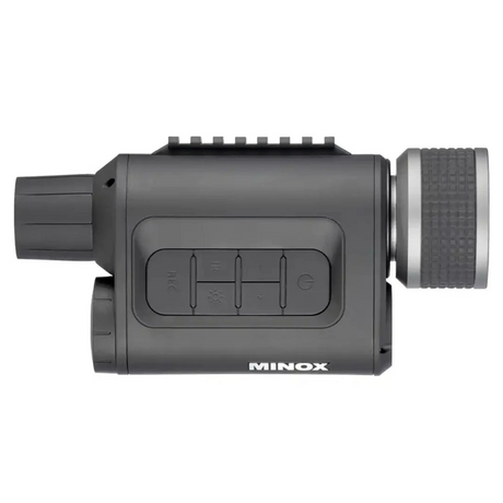 Das Minox NVD 650 ist ein kompaktes, schwarzes Monokular mit 30-facher Vergrößerung, Foto- & Videoaufnahme, strukturiertem Fokusring, seitlichen Bedientasten und dem MINOX-Logo im unteren Bereich.