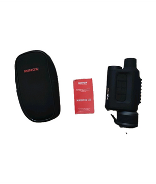 Das Minox NVD 650 Nachtsichtgerät mit Foto- & Videoaufnahme, 30x Vergrößerung, schwarzer Tragetasche, rotem Handbuch und dem kompakten Gerät - alles auf weißem Hintergrund arrangiert.