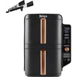 Ninja Double Stack XL 2-Ebenen 9,5L Heißluftfritteuse von Ninja mit Kupfergriffen, Dual-Zone-Kochfunktion und digitalem Display. Eine Metallzange liegt darüber.
