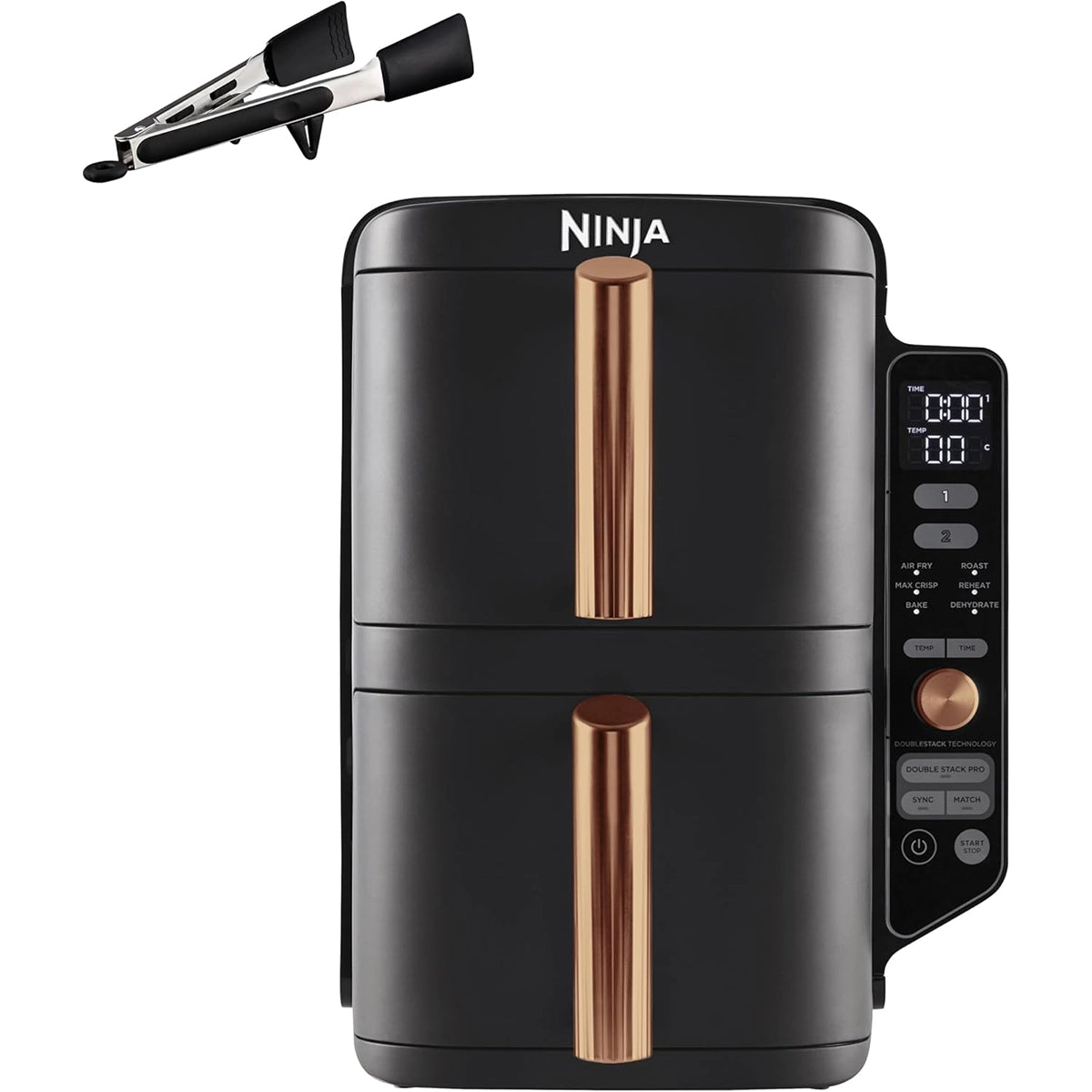 Ninja Double Stack XL 2-Ebenen 9,5L Heißluftfritteuse von Ninja mit Kupfergriffen, Dual-Zone-Kochfunktion und digitalem Display. Eine Metallzange liegt darüber.