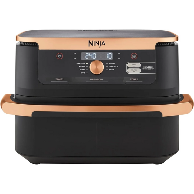 Die Ninja Foodi FlexDrawer Dual Zone Heißluftfritteuse von Ninja hat ein schwarzes und kupferfarbenes Design, ein Fassungsvermögen von 4 Litern, ein digitales Display und 10 Bedientasten auf der Vorderseite für eine einfache Bedienung.
