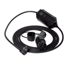 Das Norauto E-Ladekabel / Ladegerät Typ 2 von Norauto ist ein tragbares, 5 m langes, schwarzes Ladekabel mit dreipoligem Stecker und rundem Anschluss, das auf weißem Grund aufgewickelt ist. Unterstützt bis zu 3,7 kW Ladeleistung für effizientes Elektrofahrzeug-Laden.