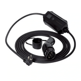 Das Norauto E-Ladekabel / Ladegerät Typ 2 von Norauto ist ein tragbares, 5 m langes, schwarzes Ladekabel mit dreipoligem Stecker und rundem Anschluss, das auf weißem Grund aufgewickelt ist. Unterstützt bis zu 3,7 kW Ladeleistung für effizientes Elektrofahrzeug-Laden.