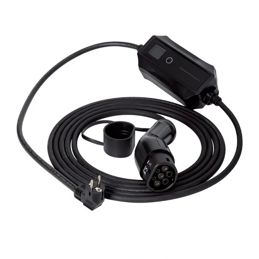 Das Norauto E-Ladekabel / Ladegerät Typ 2 von Norauto ist ein tragbares, 5 m langes, schwarzes Ladekabel mit dreipoligem Stecker und rundem Anschluss, das auf weißem Grund aufgewickelt ist. Unterstützt bis zu 3,7 kW Ladeleistung für effizientes Elektrofahrzeug-Laden.