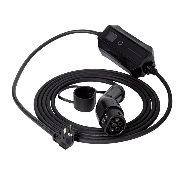 Das Norauto E-Ladekabel / Ladegerät Typ 2 von Norauto ist ein tragbares, 5 m langes, schwarzes Ladekabel mit dreipoligem Stecker und rundem Anschluss, das auf weißem Grund aufgewickelt ist. Unterstützt bis zu 3,7 kW Ladeleistung für effizientes Elektrofahrzeug-Laden.