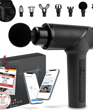 Die Ortho Mechanik OrthoGun 3.0 Massagepistole von OrthoMechanik in schwarz, mit mehreren austauschbaren Köpfen, einer Tragetasche, Produktbox, Prüfsiegel und zwei Smartphones mit der App für Tiefengewebsmassage und Muskelregeneration auf weißem Hintergrund.
