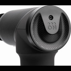 Nahaufnahme der Ortho Mechanik OrthoGun 3.0 Massagepistole von OrthoMechanik mit strukturiertem Griff und kreisförmigem Kopfdesign - ideal für Muskelentspannung und Erholung.
